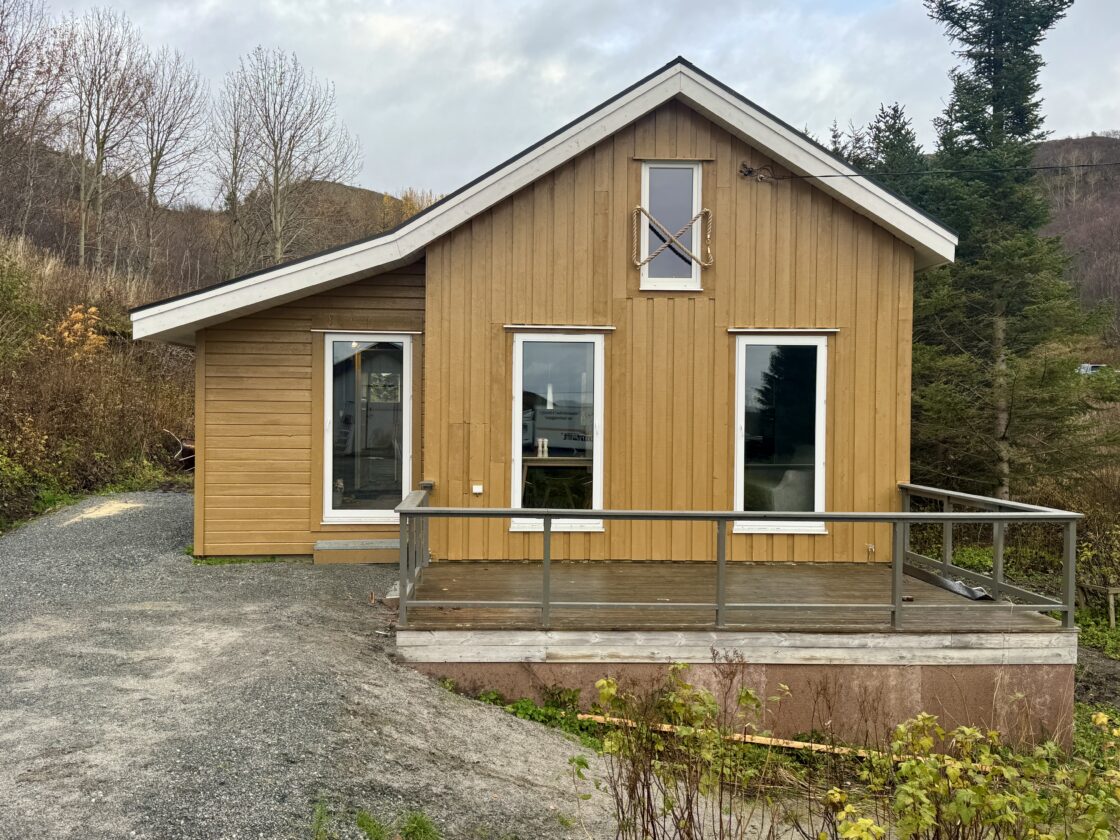 HAUS Nr. 4 – MOOSE COTTAGE BEI TJONGSFJORD LODGE: DIE erstklassige ANGELUNTERKUNFT IN NORDNORWEGEN FÜR MEERESANGELABENTEUER<br> <b> 2.000,00 € / Woche </b> 1 MOOSE COTTAGE BEI TJONGSFJORD LODGE: DIE erstklassige ANGELUNTERKUNFT IN NORDNORWEGEN FÜR MEERESANGELABENTEUER