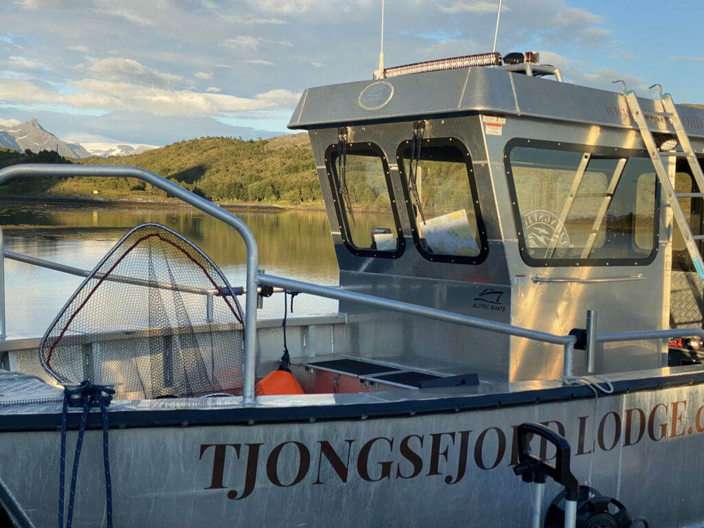 TJONGSFJORD LODGE'S SAFE AND STABLE 9-METER "HAMMERHEAD" BOAT (LC-853) <br/> <b>€1550,00 / week </b> 2 "HAMMERHEAD" - the Tjongsfjord Lodge's safest boat in a fishing industry