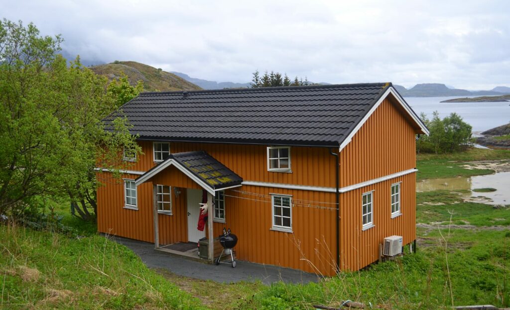 A cosy and comfortable house for rent at Tjongsfjord Lodge - Creekside Cottage