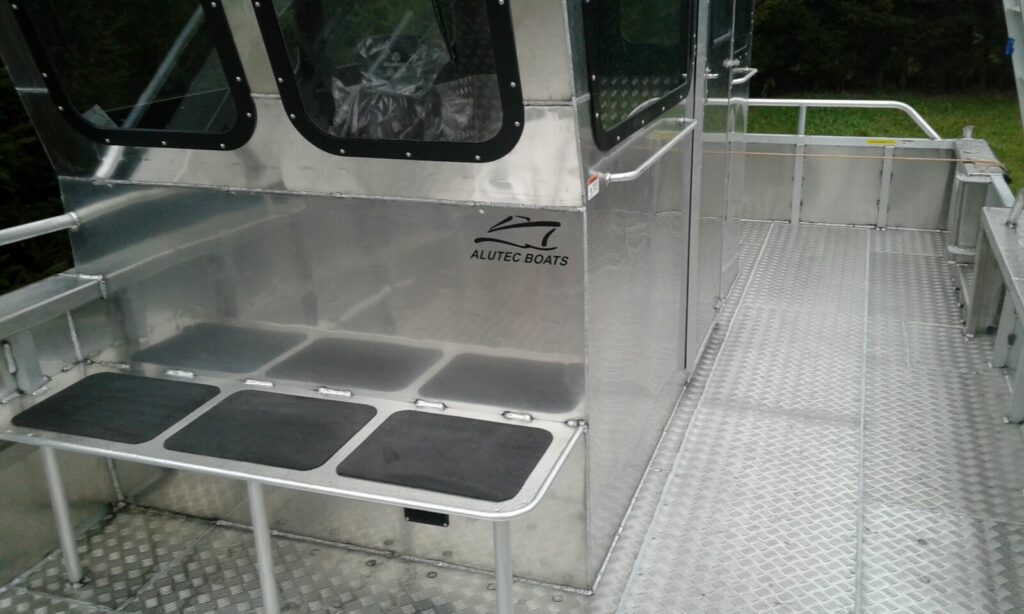 TJONGSFJORD LODGE'S SAFE AND STABLE 9-METER "HAMMERHEAD" BOAT (LC-853) <br/> <b>€1550,00 / week </b> 10 Boot konstr4