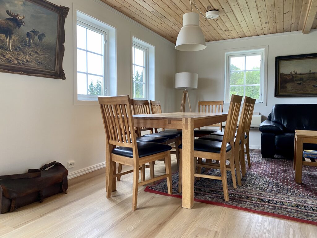 CREEKSIDE COTTAGE: THE DINNING AREA