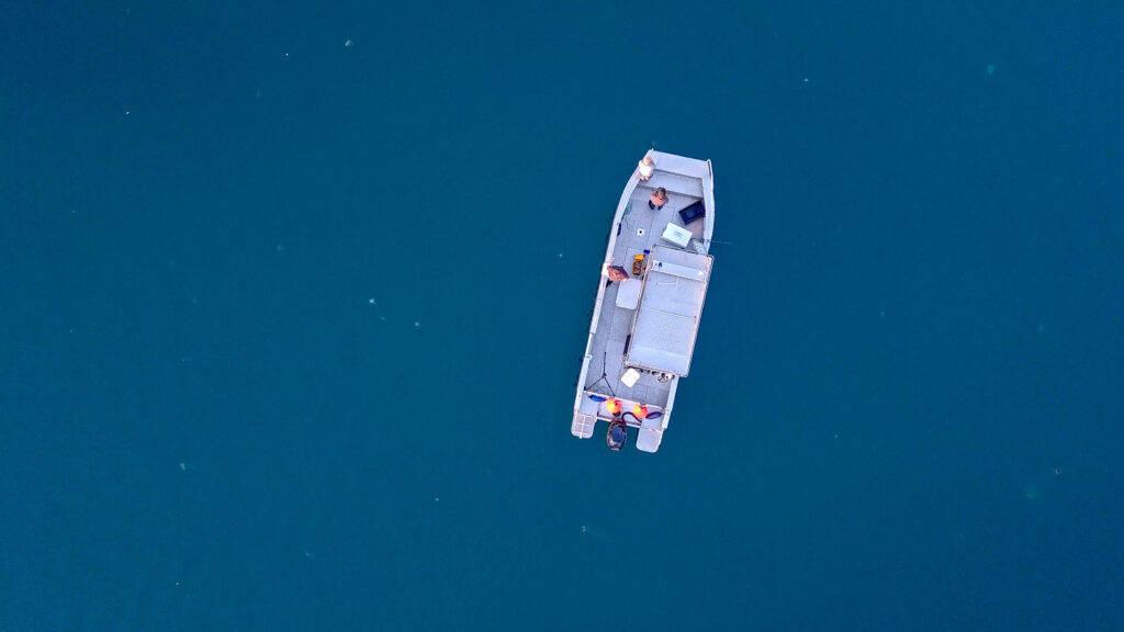 TJONGSFJORD LODGE'S SAFE AND STABLE 9-METER "HAMMERHEAD" BOAT (LC-853) <br/> <b>€1550,00 / week </b> 6 Tjong Fjord extra RED 007