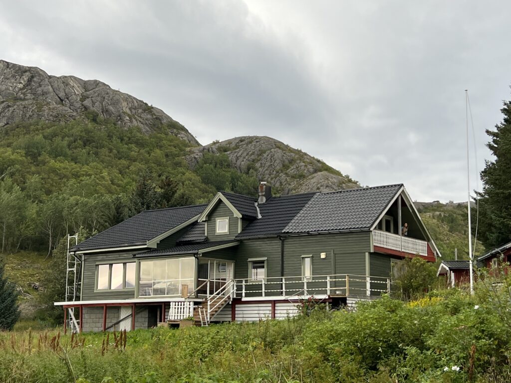 BUCHUNG DER ANGELLODGE IN NORDNORWEGEN: FLEXIBLE PREISE 2024 - 2025 FÜR HÄUSER UND BOOTE 5 grunes Haus