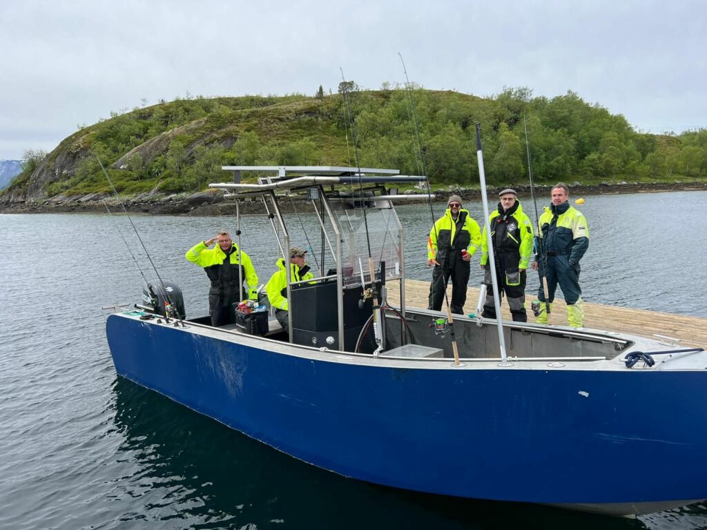 The boat is built very streamlined and is therefore fast and fuel-efficient. It has a 10 inch echo sounder and a deep water transducer. Many rod holders and storage space allow the angler to get through the day comfortably. From 2023, the boat can also be rented with 2 Cannon downriggers for trolling upon request. This allows trolling for salmon, sea trout and also halibut.