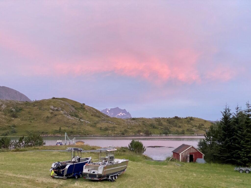 The T-Top boat, equipped with a 150 hp Suzuki engine, is perfect for fishing in the open waters of Tjong Fjord. With plenty of space for anglers and their equipment, this boat is designed to provide comfort and ease while fishing for your next catch.