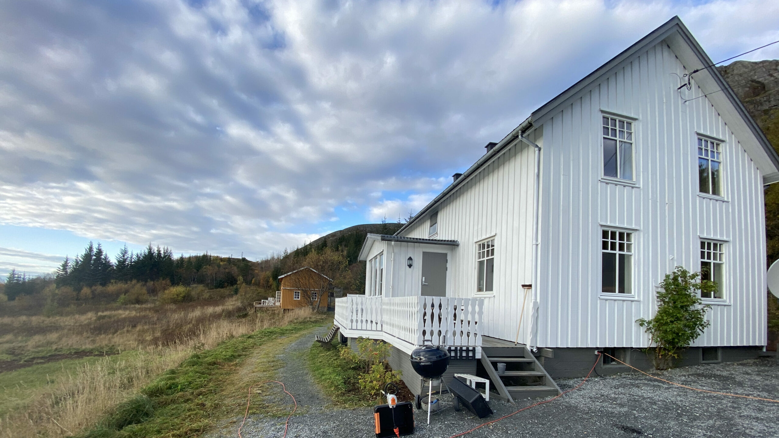 BUCHUNG DER ANGELLODGE IN NORDNORWEGEN: FLEXIBLE PREISE 2024 - 2025 FÜR HÄUSER UND BOOTE 3 The White House / Das Weiße Haus (Tjongsfjord Lodge)