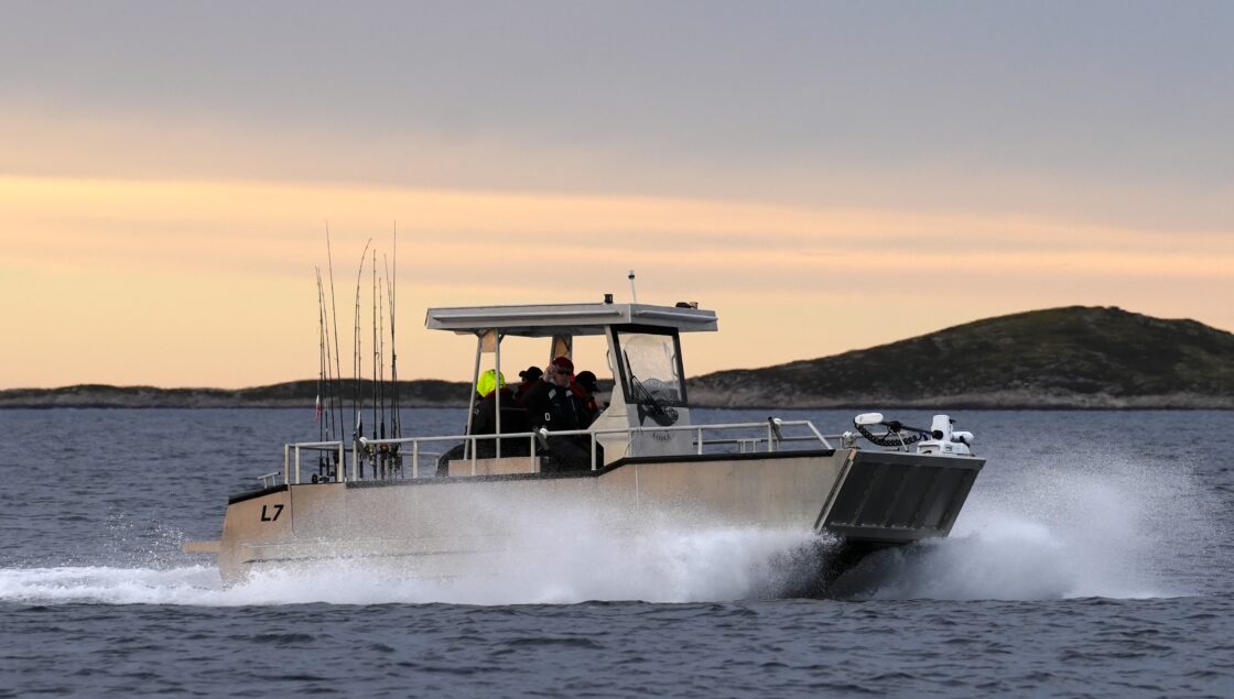 Die Tjongsfjord Lodge erweitert ihrBootsangebot um ein echtes Highlight: Unser bewährtes Alutec LC 700 "T-TOP" Angelboot ist ab sofort mit einem Minn Kota Bugmotor für Salzwasser ausgestattet. Diese Kombination aus robustem Aluminiumboot und hochmoderner Elektro-Positionierung setzt neue Maßstäbe für präzises Angeln in den produktiven Gewässern Nordnorwegens.